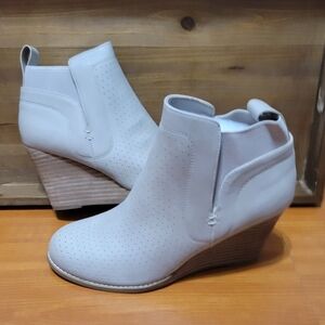 DV By Dolce Vita Gardy Cream/ Taupe Booties